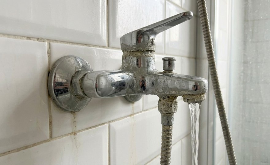 Imagen representativa de: Dureza del agua en Barcelona: mapa por comarcas, niveles de cal y cuándo instalar un descalcificador