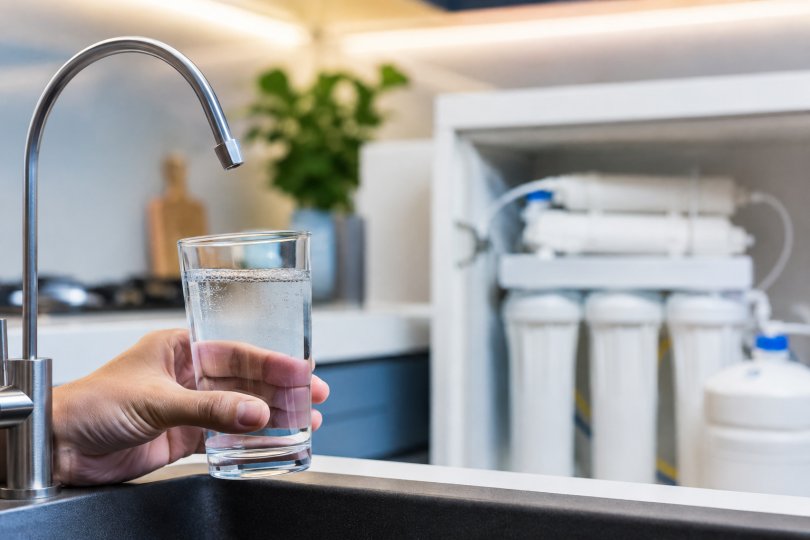 Imagen representativa de: ¿Agua con mal sabor o poca presión? 5 señales de que tu ósmosis necesita mantenimiento